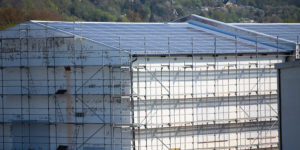 Eingerüstetes Gebäude mit Solaranlage